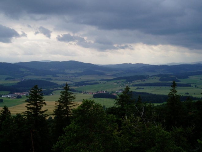 Šumavské vrcholy jsou zakryté sousedním hřebenem Kleti a Bulového.
