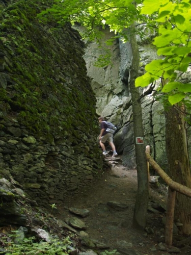 Vůbec první zmínka o Rabštejně pochází z r. 1318, a to v souvislosti s tehdejšími feudálními rozbroji v českých zemích. Olomoucký biskup Konrád se tehdy zmocnil s velkou námahou hradu "Rabinstaina" u Uničova a odevzdal jej králi. Do konce 14. století nejsou o Rabštejně k dispozici žádné historické záznamy.