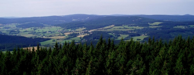 Výhled je za dobrého počasí na vrcholy Třístoličníku, Černé hory, Roklanu, Poledníku, Pancíře, Velkého Javoru či Ostrého. 