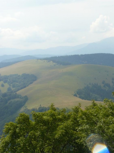 Pohled z Kozího Chrbátu na cestu po loukách, jeden z posledních úseků našeho putování.