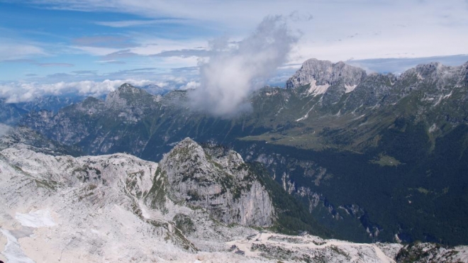 Pohled na Italskou stranu. Hora uprostřed u horní stanice lanovky Kanin je Bila Peč a při tomhle pohledu dolů jsme ještě netušili, že právě tam povedou naše kroky poslední den.