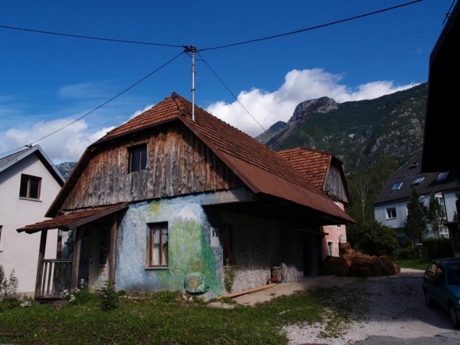 8. Slovinský Bovec nebyl nijak fotogenický, pouze tahle pastouška zaujala nejen mě, ale jak jsem dodatečně zjistil, i později procházejícího Luďka. Obyčejné, upravené domky míjíme, u podobných, neobvyklých fotíme...