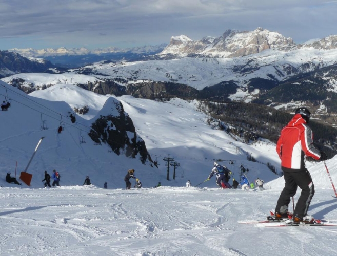 Sjezdovka plná "pluhů" (začátečníků). Naštěstí jedeme na druhou stranu, ten slalom bych nikomu nepřál.