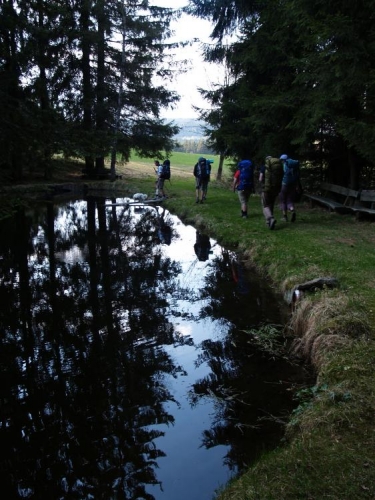 Z výšky 950m se spouštíme rovným, značeným lesním průsekem přímo do vsi Dürnau, k lesnímu jezírku.