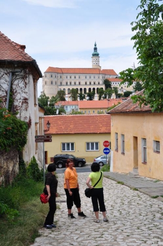 Mikulov. Zaparkovat se nám daří přímo pod Svatým kopečkem. Již s prvními výškovými metry se otevírají pohledy k zámku.