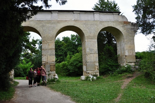 Akvadukt nás potěší v půli cesty k Minaretu.