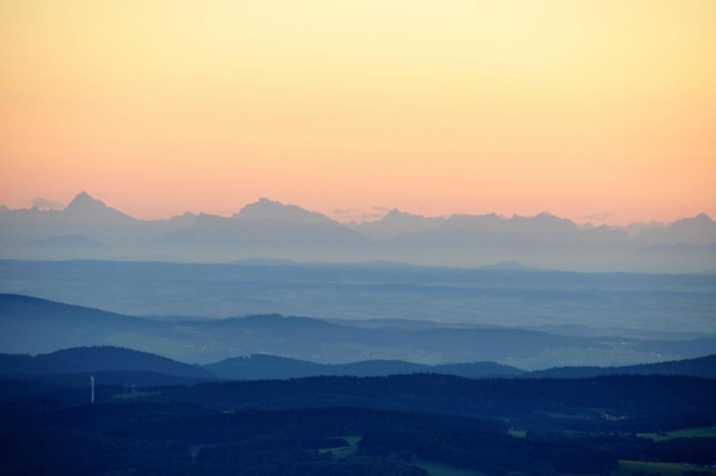 Vím, že bych měl podle ledovce poznat alespoň známý Dachstein, ale kde přesně leží nejsem schopen určit. Pohled k jihu ukazuje v tupém úhlu jeden hřbet za druhým.