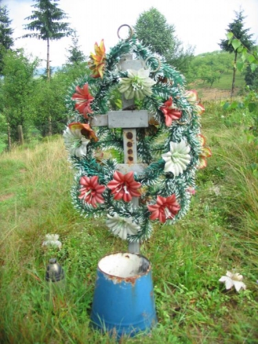 Hrob Nikoly Šuhaje nám musel ukázat pán pasoucí kozu, jinak bychom pořád jen chodili dokola.