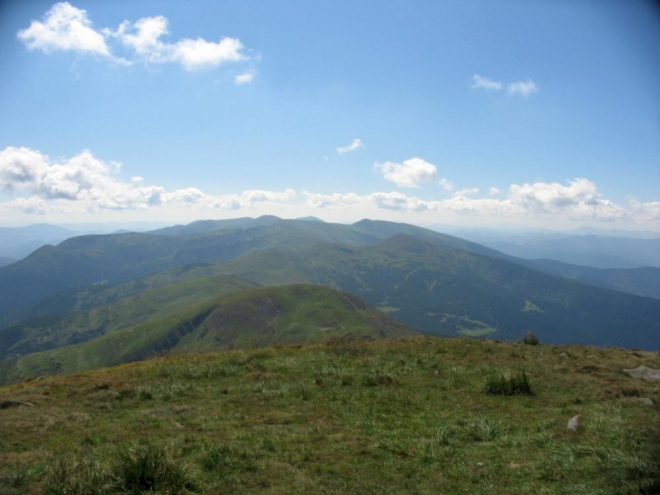 Hřeben Čornohory se táhne 20 km dále na jihovýchod. Na snímku je patrně schovaný Brebeneskul (2037 m) a na konci hřebene Pop Ivan neboli Čornohora (2022 m), další 2 nejvyšší ukrajinské vrcholy.