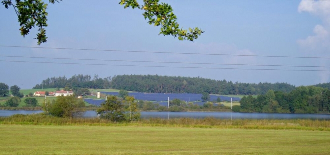 Krajina rybníků je dnes obšťastněna černými plochami tabulí k výrobě "ekologické" sluneční energie. Zdálky ani nepoznáte, že se nedíváte na rybník.