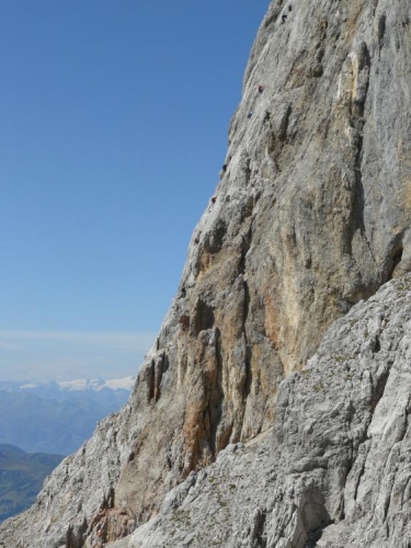 Klettersteig vede po skále, vypadá to na dost lezení a zábavy.