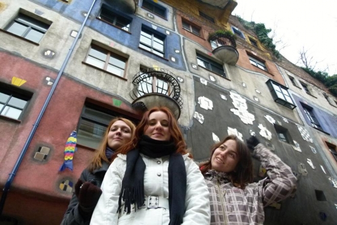 Holky s pozadím Hundertwasserhaus (Katka Žejdlová)