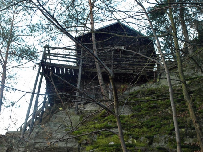 starý srub nad řekou, tedy teď přehradou 