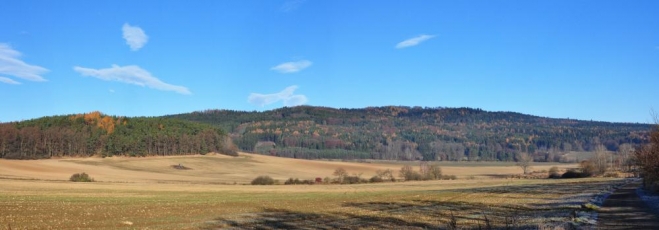 Pohled ke Skočickému Hradu.