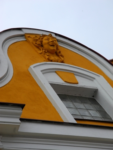 Ornament na měšťanském domu v horní části svažitého náměstí.