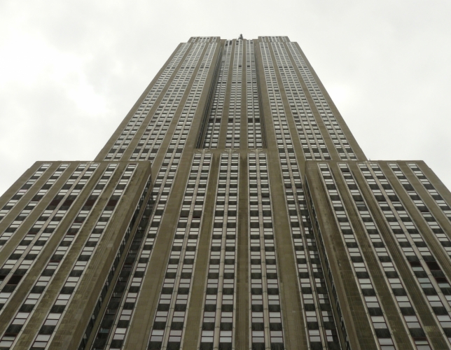 Pohled na Empire State Building od spodu