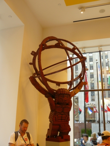 V obchodě s legem vidíme sochu Atlase, která je i u Rockefellerova centra, ale nenarazili jsme na ní. Tak alespoň si ji můžeme představit z podoby jejího lego bratříčka.
