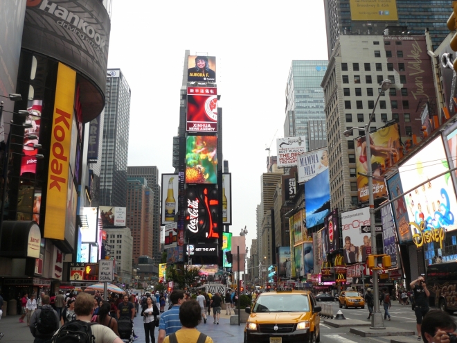 Times Square je nejšílenější místo v Manhattanu. Všude obrazovky pokryté reklamami, spousta lidí a aut ...