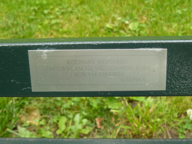 Jeden z mnoha nápisů na lavičkách. Na tomto je jakýsi milostný vzkaz v polštině.