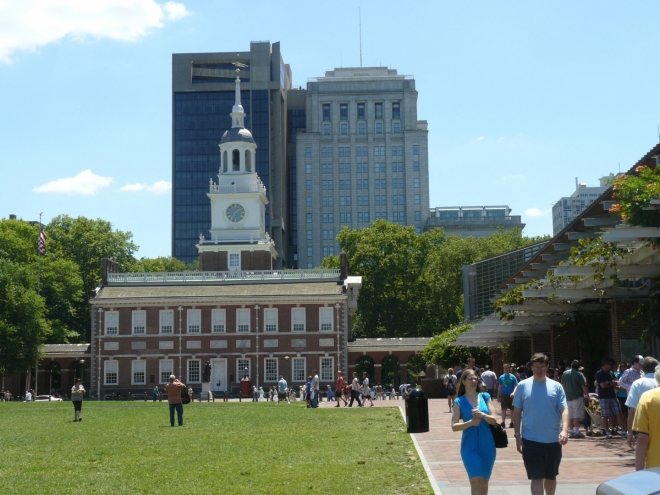Independence Hall (vpředu), budova, u níž byla vyhlášena nezávislost a kde pak několik let sídlil kongres USA.