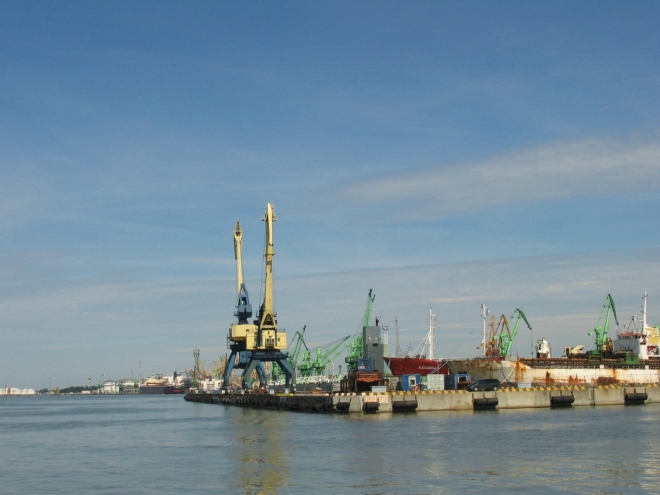 Klaipėdský přístav má v rámci celého Pobaltí největší objem kontejnerové přepravy a druhý největší počet přepravených osob (přes 300 000, po bezkonkurenčním Tallinnu s 8,5 miliony). Pravidelným spojem lze doplout např. do Německa (Kiel, Sassnitz), Švédska a Dánska.