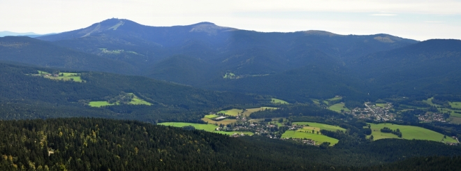 Panorama Velkého Javoru ze kterého vybíhá  mohutný a dlouhý hřeben. Pod ním je ukryto mnoho obcí, které z této výšky vypadají jako miniaturní dětské lego.