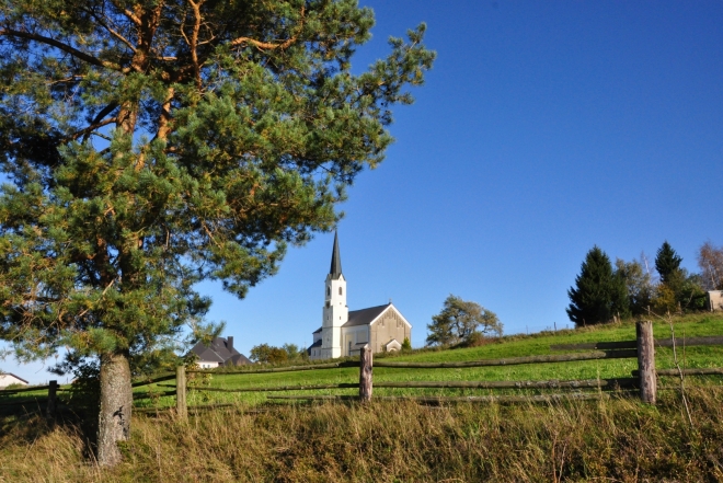 Kostel ve Světlíku nás vítá již z dálky. Je to jasná dominanta krajiny kolem obce.