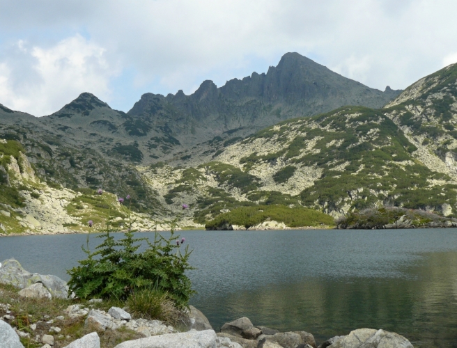 Jezero Golemoto s rozeklaným hřebenem Džangalu a Momini Dvori