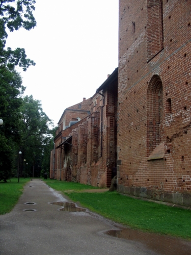 Katedrála byla na kopci vybudována v 13.–16. století, koncem tohoto období měla dvě mohutné 66metrové věže. Následně byla až do 18. století různými vlivy ničena, až z ní zbyly jen takové zajímavé ruiny. V rekonstruované části dnes sídlí univerzitní muzeum historie, zbytek stavby byl alespoň zajištěn proti dalšímu rozpadu.