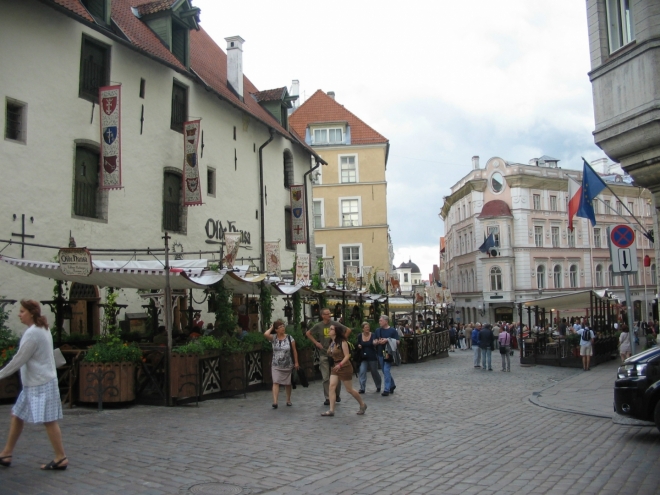 Název tohoto místa (Vana turg) si troufám přeložit jako „Starý trh“. Jak se blížíme k hlavnímu náměstí, jsou ulice díky davům turistů stále přecpanější.