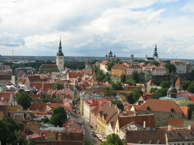 Již jsem se zmínil o tom, že v Tallinnu jsou dvě stará města, teď se na ně můžeme názorně podívat. All-linn („Dolní Město“) jsme si už z větší části prošli, Toompea („Chrámový vrch“) nás teprve čeká. Dříve samostatné město na vápencové vyvýšenině bylo k Tallinnu nadobro připojeno až v roce 1878.