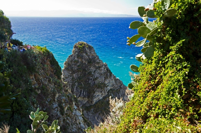 Kýčovitá fotografie pobřeží kolem Capo Vaticano. Ale na straně druhé je to nádherný pohled a mezi skalisky je spousta malých plážiček.