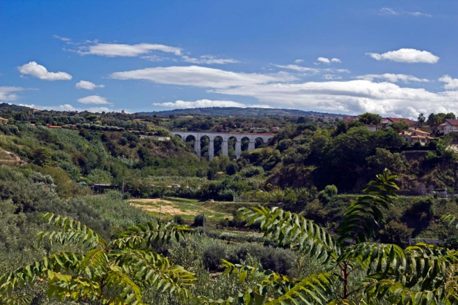 Železniční most mezi Tropeou a Capo Vaticano