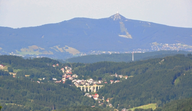 Pohled směrem k Ještědu ukazuje i jeden z nejkrásnějších železničních viaduktů v České republice, který je ve Smržovce. Již za hlavním smržovským nádražím je hluboké údolí, které viadukt přemosťuje. Nabízí se oku lahodící pohled na výjimečnou vyváženost umělé stavby s okolní krajinou. Stavba byla zahájena v roce 1893 a dokončena v roce 1894. Použita byla kvalitní žula splňující potřebné nároky pevnosti a vzhledu. Kvalitu práce tehdejších stavitelů, zkušených italských mostařů a tunelářů, prokázal čas.Viadukt má celkem 9 otvorů přemostěných půlkruhovými kamennými klenbami a jeho délka včetně opěr je 123,5 metru. Vlastní přemostění je 116,5 metru a výška 26,5 metru. (www.smrzovka.cz)