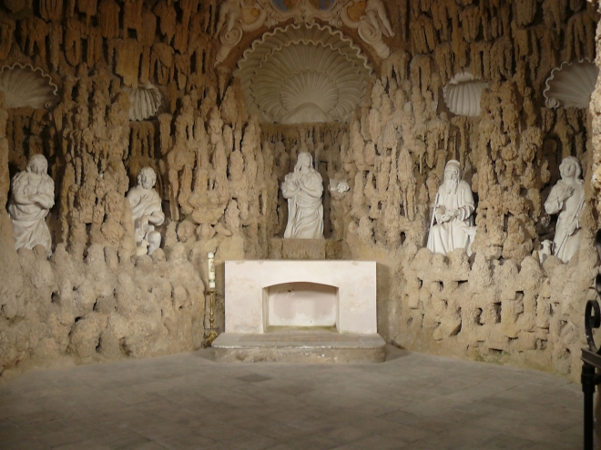 Kaple sv. Máří Magdaleny nebo také Plzeňská kaple působí dojmem zdobené jeskyně. Foceno z vnějšku areálu, do kaple se vstoupit nedalo.