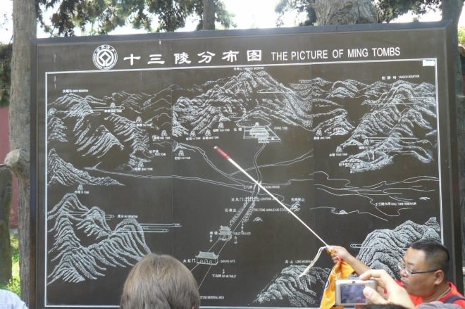 Mapa hrobek císařů dynastie Ming. My se nacházíme v té největší (na mapě uprostřed). Vpravo dole náš čínský průvodce.