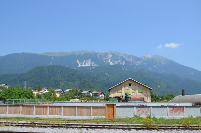 Vlak nám samozřejmě už od Mostů na Soči poskytuje zajímavé výhledy. Toto jsou nejspíše Karavanky, hradba hor mezi Rakouskem a Slovinskem.