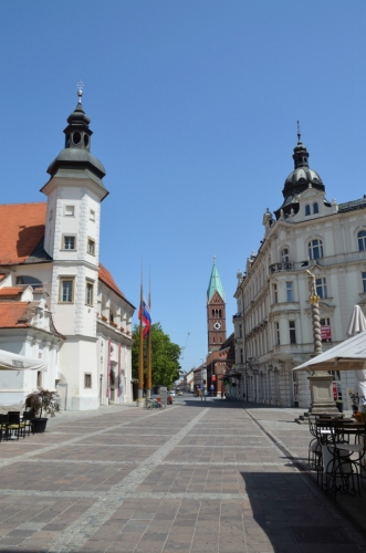 Výhled z konce Slovinské ulice na východ. Po levé straně máme mariborský zámek, po pravé straně pak Zámecké náměstí (Grajski trg), které ale kvůli protisvětlu nefotím.