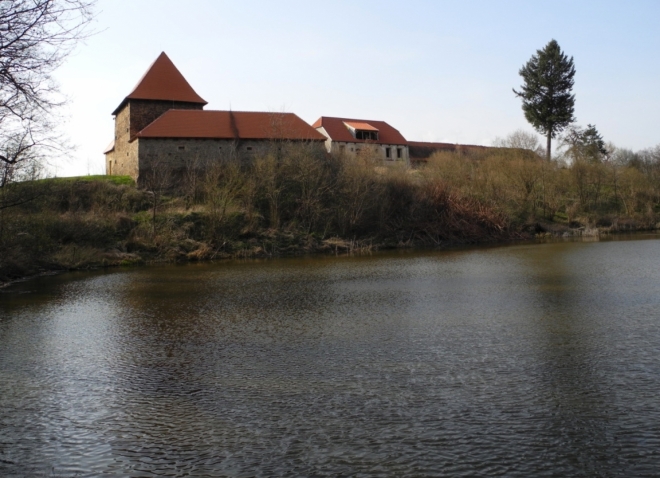 U tvrze Býšov.