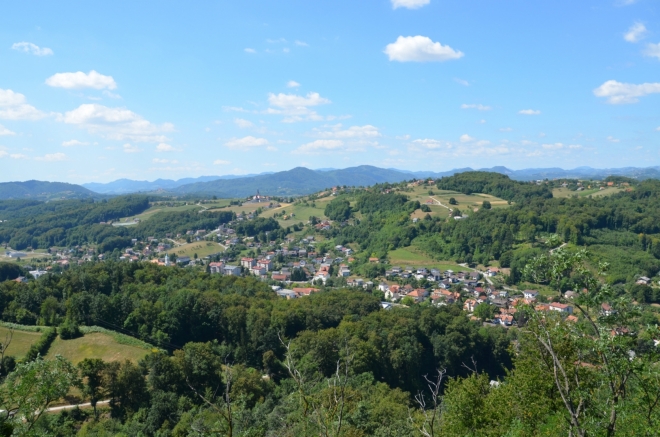 Zde se díváme jihozápadním směrem na střední část Rogašky. Lázeňská oblast ani sklárna se těsně nevešly po pravé, resp. levé straně, ale myslím, že z rozhledny ani nebyly pořádně vidět.