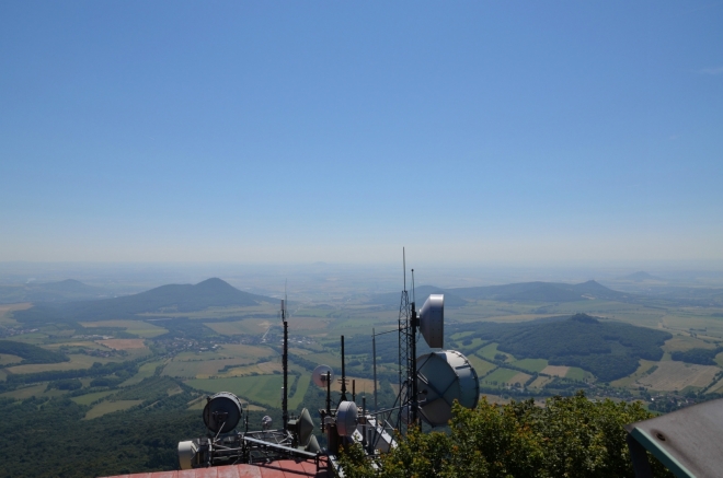 Výhled na jihovýchod, kde jsou kopce navzájem výrazně izolované. Vpravo vpředu Ostrý (553 m), vlevo pak Lovoš (570 m), tyto dva vrcholy bychom ještě rádi stihli navštívit.
