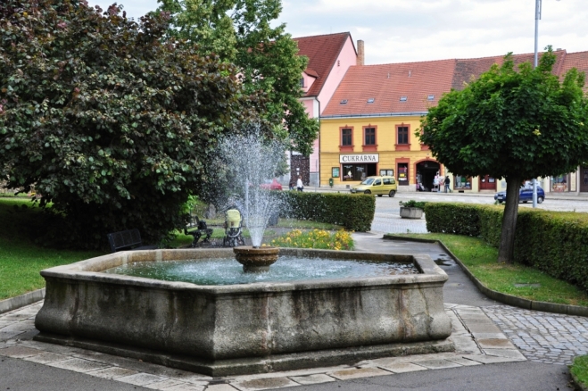 Svahovitý terén horní části náměstí je dnes rozčleněn na terasy a osázen lipovým stromořadím, které bylo v roce 1936 pojmenováno Kancnýřův sad. Hezké prostředí parku Pod Lipkami, jak se tomuto místu také říká, je dotvářeno kamennou kašnou.