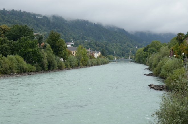 Tady to vypadá, že už jsem skoro venku z města, což je tedy pouze klam. Díváme se teď po proudu řeky, která obepíná většinu Innsbrucku jedním mohutným obloukem.