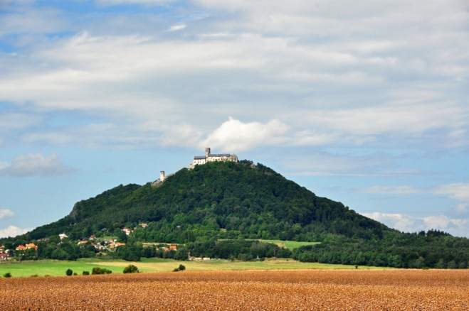 Hrad stojí na vyšším ze dvou znělcových vrcholů - Velkém Bezdězu (604 m n. m.).