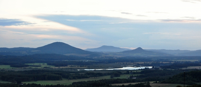 Vlhošť (614 m n. m.), vpravo od něj vzdálený Ronov a mezi ještě vzdálenější Sedlo (726 m n. m.).