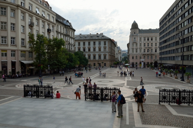 Náměstí svatého Štěpána (Szent István tér) před kostelem, obsazeno převážně turisty.
