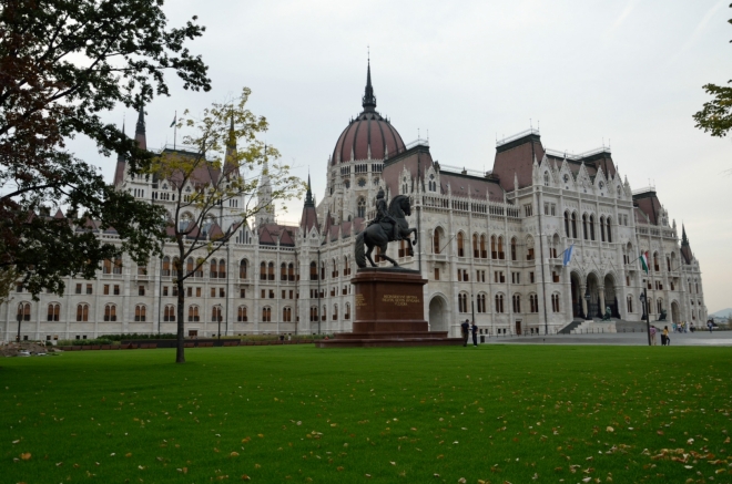 Obrovský dům na břehu Dunaje, v němž sídlí Maďarský parlament, se nazývá Országház („orságház“), což znamená zhruba „zemský dům“.