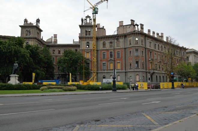 Kruhové náměstí Kodály körönd („kodáj körönd“), na němž jsou symetricky rozmístěny sochy čtyř hrdinů maďarské historie, nám označuje vstup do poslední třetiny Andrássyho třídy, jež prochází převážně vilovou čtvrtí.
