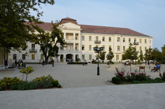 Hlavní náměstí nese název Gyógy tér („ďóď tér“), což znamená „Léčebné náměstí“ či něco podobného. Pozadí vyplňuje místní kardiologická nemocnice, největší svého druhu v Maďarsku.