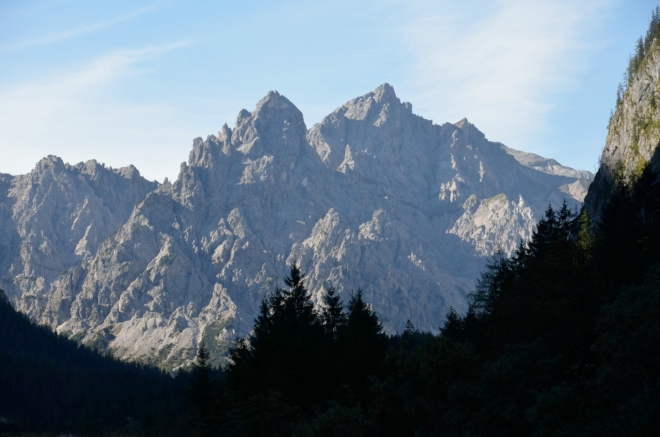 Ještě větší přiblížení, na zdánlivý konec údolí dohlíží Velký a Malý Palfelhorn (2222 a 2073 m).